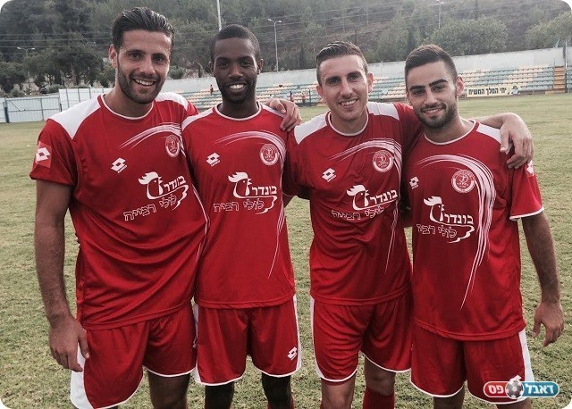 שחקני ההגנה החדרתית מאושרים בסיום.